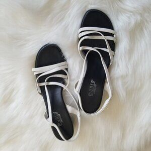 Munro American Strappy Low-Heel white sandals (7M)
